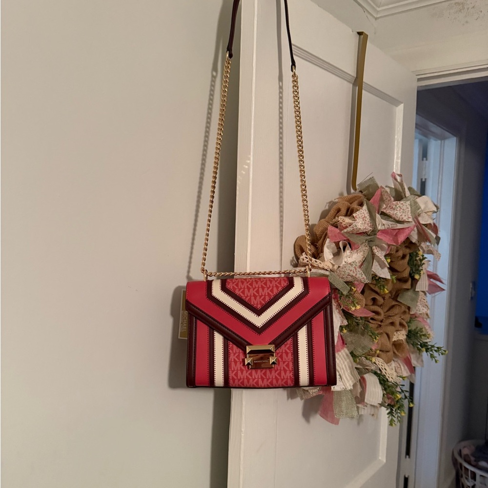 NWT Michael Kors Pink and White Signature Chevron Crossbody with Gold Chain